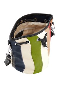 Geantă tip bucket cu panouri din piele multicoloră în verde, bej, bleumarin și roșu. Are accesorii din argint, curea ajustabilă și un buzunar cu fermoar în interior.