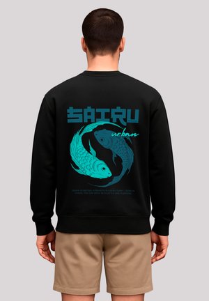Schwarzer Sweatshirt mit einem Grafikdesign von zwei Koi-Fischen in Aqua-Blautönen, mit dem Text "SAITRU urban" darüber und einem Zitat darunter.