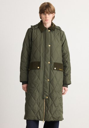Groene gewatteerde parka met een kraag en twee opgestikte zakken, voorzien van gouden drukknoopknopen en een rits aan de voorkant, gemaakt van een stof met textuur.