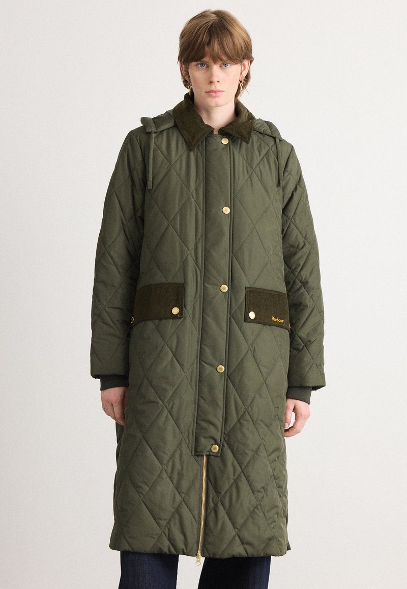 Groene gewatteerde parka met een kraag en twee opgestikte zakken, voorzien van gouden drukknoopknopen en een rits aan de voorkant, gemaakt van een stof met textuur.