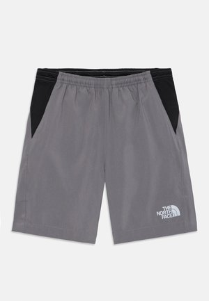 Grijze shorts met een zwarte elastische tailleband, twee zijzakken en een wit logo aan de onderzijde rechts. Zachte stofstructuur.