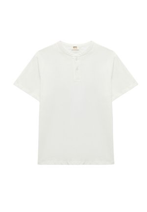 Witte, korte mouwen T-shirt met een ronde halslijn en een drieknopen placket. Gemaakt van zachte stof met een gladde textuur, zonder patronen of accenten.