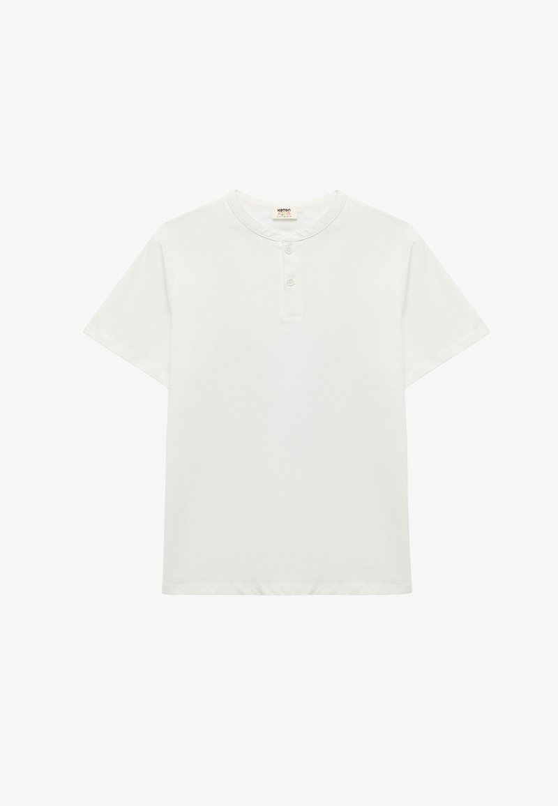 Weißes T-Shirt mit kurzen Ärmeln und rundem Halsausschnitt sowie einer Knopfleiste mit drei Knöpfen. Hergestellt aus weichem Stoff mit glatter Textur, ohne Muster oder Akzente.