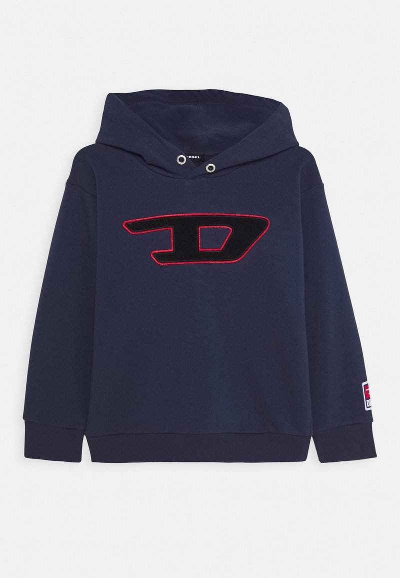 Marinblå hoodie med en stor svart och röd konturerad "D"-logotyp på bröstet och en liten patch på vänster ärm.