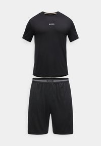 T-shirt noir à manches courtes avec le logo "BOSS" sur la poitrine, assorti à un short noir avec un logo "BOSS" sur la ceinture.