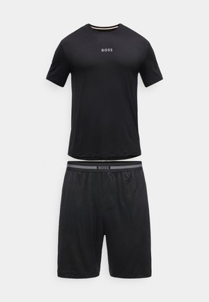 Mustad lühikeste varrukatega T-särk, millel on rinnal „BOSS“ logo, koos sobivate mustade lühikestega, millel on vöökohal „BOSS“ logo.
