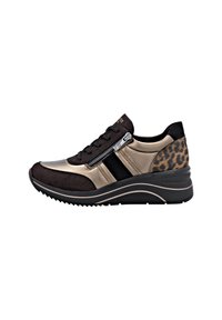 Chaussure avec un mélange de cuir suédé noir et d'or métallisé, avec un accent en imprimé léopard. Conçue avec une fermeture éclair latérale et une semelle noire épaisse.