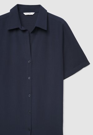 Camicia blu navy a maniche corte con bottoni, colletto e tessuto liscio.