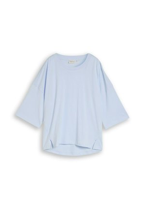 Jasnoniebieski oversize T-shirt z rękawami do łokcia i małymi bocznymi rozcięciami na dole, przedstawiony na białym tle.