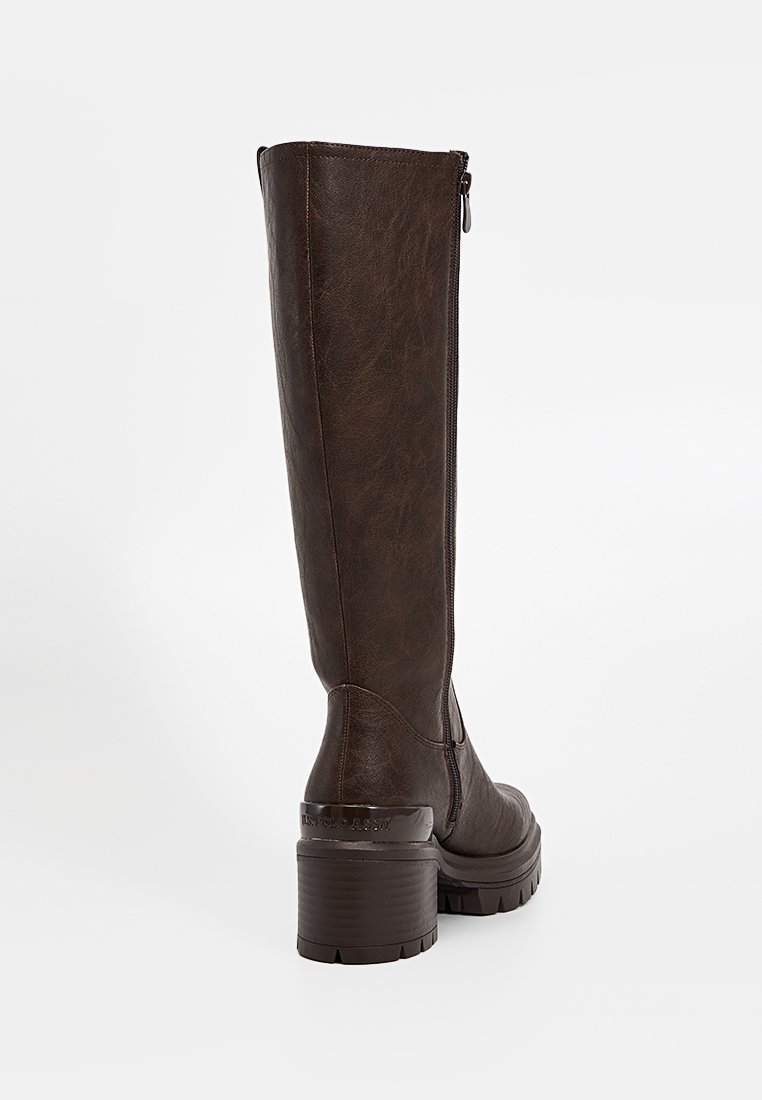 Stivale in similpelle marrone fino al ginocchio con finitura testurizzata, chiusura con zip laterale e tacco spesso. Marchio distintivo vicino al tacco.
