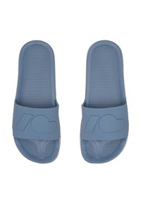 Niebieskie klapki na płaskiej podeszwie o fakturowanej powierzchni, z szerokim paskiem zdobionym geometrycznymi akcentami oraz gumową podeszwą zapewniającą przyczepność i komfort.