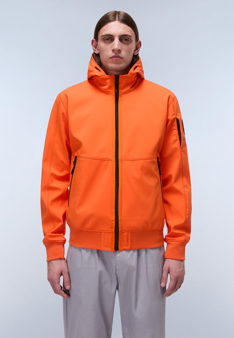 Giacca arancione brillante con zip frontale, cappuccio regolabile, tasche laterali e polsini a coste. Tessuto liscio e caratteristiche di design moderno.