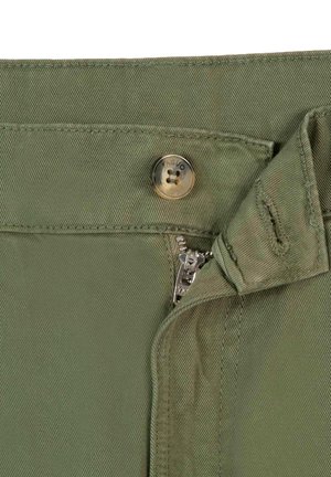 Olivgrüne Hose mit einem Metallreißverschluss und einem markierten Knopfverschluss, sichtbaren Nähten und einer glatten Stoffstruktur.