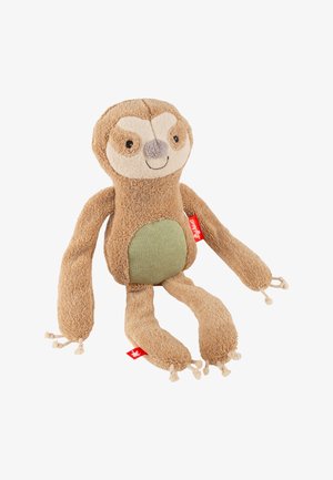 Morbido peluche bradipo marrone con arti lunghi, pancia verde, viso ricamato sorridente e etichette di tessuto rosso su braccio e gamba.
