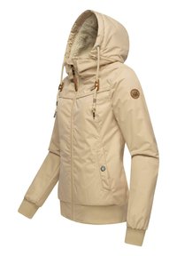 Beige gewatteerde jas met faux fur voering, verstelbare capuchon, rits aan de voorkant, geribde manchetten en twee zijzakken. Heeft een logo op de mouw.