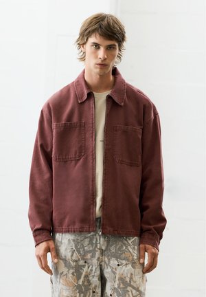 PULL&BEAR, ZIP-UP - OVERSHIRT - Veste en jean - red