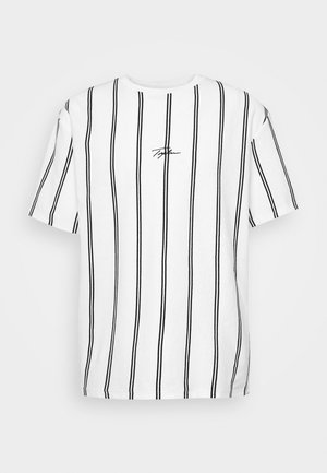 T-shirt bianco con strisce nere verticali, scollo rotondo e maniche corte. Include un piccolo logo nero vicino all'area del petto.