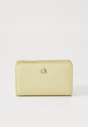 LOCK MEDIUM BIFOLD - Wallet - parsnip