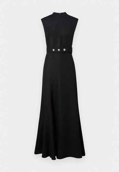 Robe noire sans manches avec un col haut, présentant une taille cintrée et une jupe évasée large. Détail de trois boutons à la taille pour ajouter une touche d'accent.
