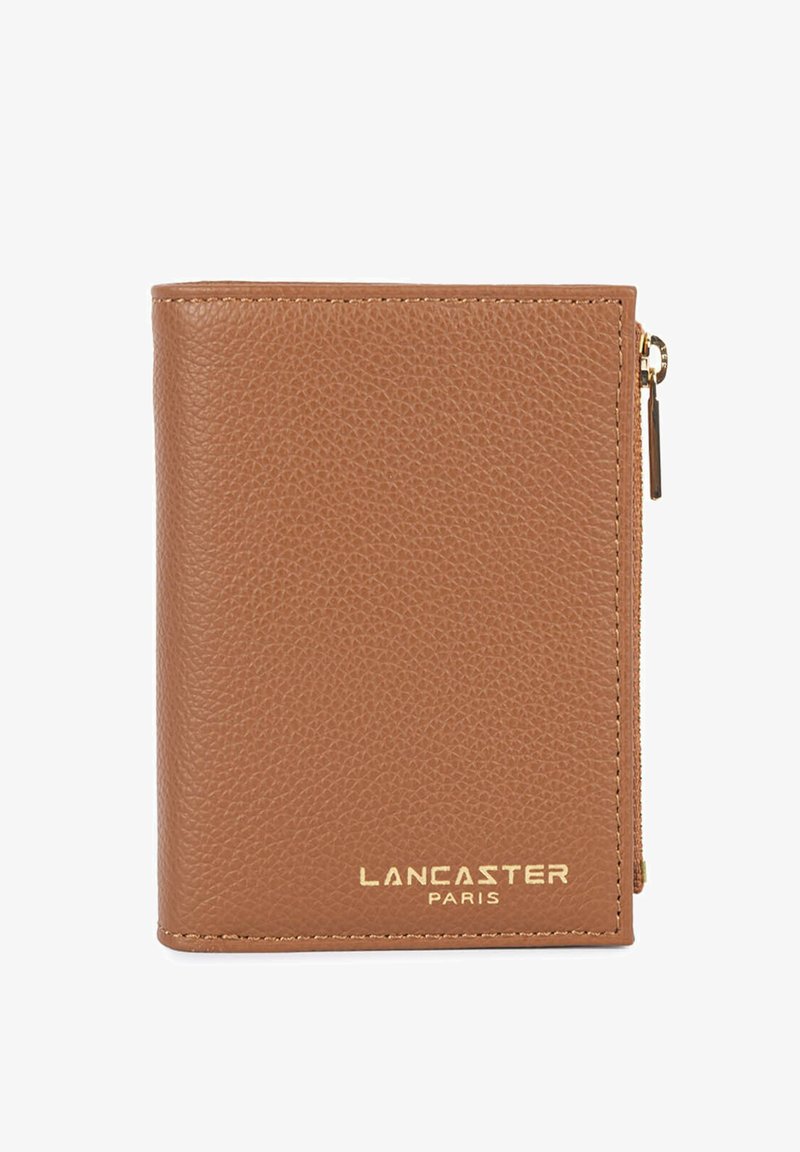 Portefeuille en cuir marron texturé avec une fermeture éclair dorée sur le côté et le logo "Lancaster Paris" embossé en or à l'avant.