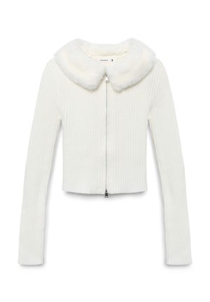 Biała prążkowana krótka kurtka z długimi rękawami, z miękkim kołnierzem z sztucznego futra i z przodu zamknięciem na zamek błyskawiczny. Teksturowane detale na całej powierzchni.