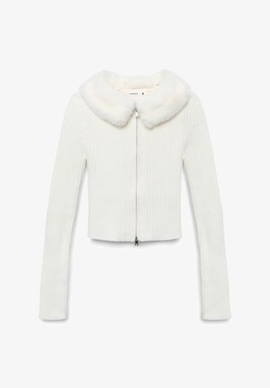 Biała prążkowana krótka kurtka z długimi rękawami, z miękkim kołnierzem z sztucznego futra i z przodu zamknięciem na zamek błyskawiczny. Teksturowane detale na całej powierzchni.