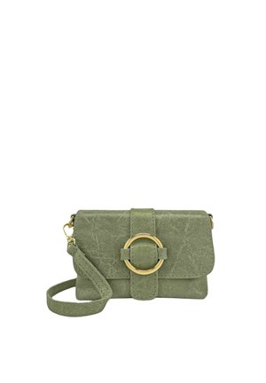Petit sac bandoulière en daim vert olive avec fermeture à rabat et grande boucle ronde dorée sur le devant, avec une fine bandoulière assortie.