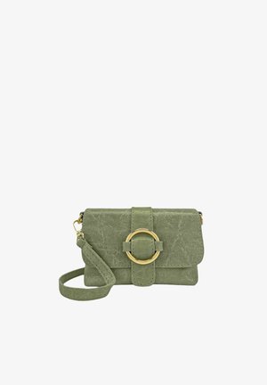 Petit sac bandoulière en daim vert olive avec fermeture à rabat et grande boucle ronde dorée sur le devant, avec une fine bandoulière assortie.
