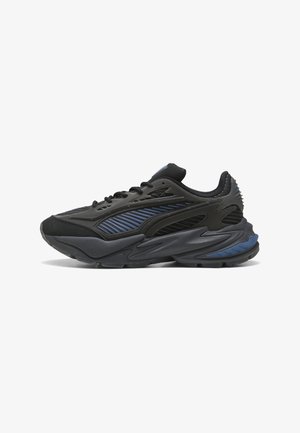Baskets de sport noires avec une tige texturée, des accents bleus et une semelle épaisse. Elles disposent d'un système de laçage et d'éléments de design épurés.