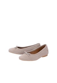 Lys grå ruskind ballet flats med en rund tå, lille dekorativ sløjfe foran og en lav, tynd hæl. Blød, glat tekstur.