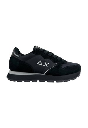 Zwarte lage sneaker met suède- en stofpanelen, zwarte veters, witte zoolbies en witte delta- en X-symbolen aan de zijkant.