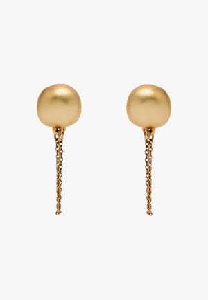 Goldfarbene Ohrringe mit kugelförmigen Stecker und zarten Kettenanhängern, die ein glattes metallisches Finish betonen.