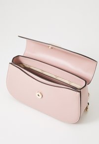 Rosa faux skinnveske med en blank gullknapp, med en glatt tekstur og en beige fôring med et subtilt mønster inni.