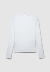 Maglietta bianca a maniche lunghe realizzata in tessuto liscio, con scollo rotondo e design minimalista senza motivi o embellishments visibili.