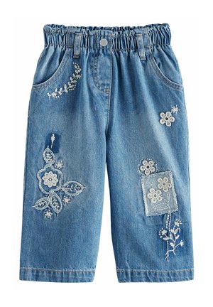 Pantalon en denim bleu pour enfants avec taille élastique, broderie florale blanche décorative et détails en patch sur les jambes avant.