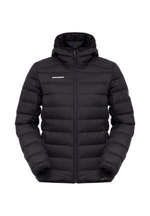 Giacca a vento nera isolata con design trapuntato orizzontale, colletto alto, zip frontale e logo del marchio sul petto. Texture morbida e liscia.