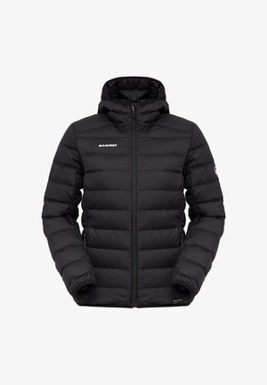 Schwarze isolierte Pufferjacke mit horizontalem Steppmuster, hohem Kragen, Frontreißverschluss und Markenzeichen auf der Brust. Weiche, glatte Textur.