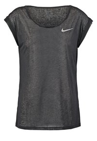 Černé sportovní tričko vyrobené z lehkého, prodyšného materiálu. Má volný střih, výstřih ve tvaru lodi a malé stříbrné logo Nike na hrudi.