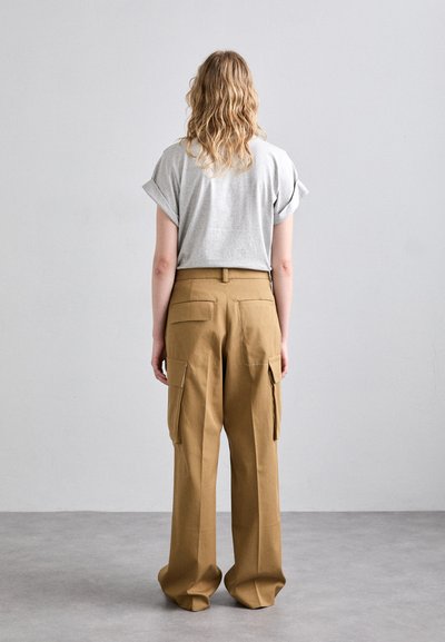 Victoria Beckham RELAXED TROUSER - Hlačami s stranskimi žepi - tobacco