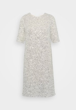 Sølvfarvet palietkjole med korte ærmer, knælangt design, rund halsudskæring og en glitrende tekstur, velegnet til formelle lejligheder.