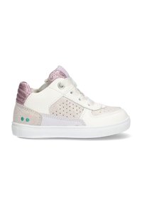 Baskets blanches avec des accents roses brillants, un talon pailleté, des panneaux perforés beiges et une semelle en caoutchouc blanc. Dispose de lacets ronds et d'une texture légère.