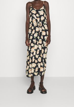 Robe midi florale avec un fond noir, ornée de roses orange clair, avec des bretelles réglables et une taille à cordon. Fabriquée en tissu doux.