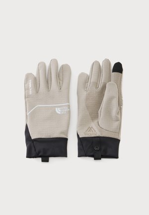 Coppia di guanti tecnici grigio chiaro e nero con dito indice compatibile con touchscreen e loghi di The North Face e Mountain Athletics.