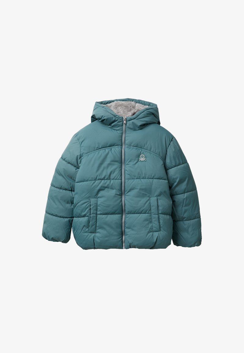 Turkusowa puchówka z kapturem, z zapięciem na zamek błyskawiczny z przodu, dwoma bocznymi kieszeniami, miękkim szarym wnętrzem oraz pikowanym wzorem z wypukłymi szwami.