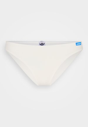 Cuecas de bikini brancas feitas de um tecido suave e canelado. Apresenta uma etiqueta com o logótipo azul da Adidas e um padrão texturizado subtil ao longo das bordas.