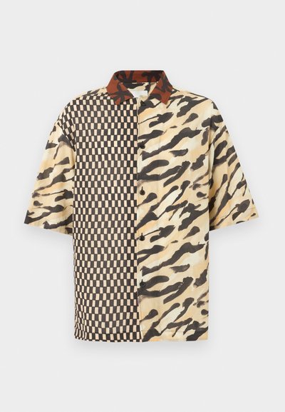 Πουκάμισο με κοντά μανίκια και κουμπιά, με καφέ και μπεζ αφηρημένο ζωικό μοτίβο στη μία πλευρά και καρό σχέδιο στην άλλη, με γιακά σε αντίθετο χρώμα.