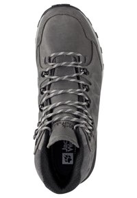 Scarpa da escursionismo in pelle grigia con finitura texturizzata, punta rinforzata, lacci grigi e bianchi, colletto imbottito e suola in gomma resistente.