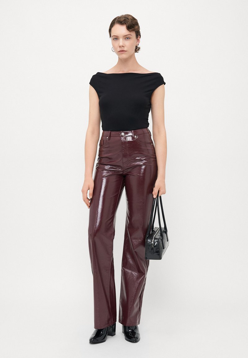 Le pantalon habillé noir Coupe : jambe droite, taille régulière