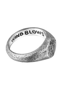 Bague en argent avec surface texturée, portant le texte gravé "LE VENT SOUFFLE" à l'intérieur et un accent détaillé sur un côté.