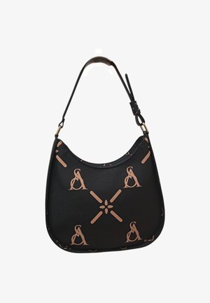 Borsa a tracolla nera con una parte superiore curva, decorata con simboli e lettere astratte color beige, dotata di una tracolla corta regolabile con accessori dorati.